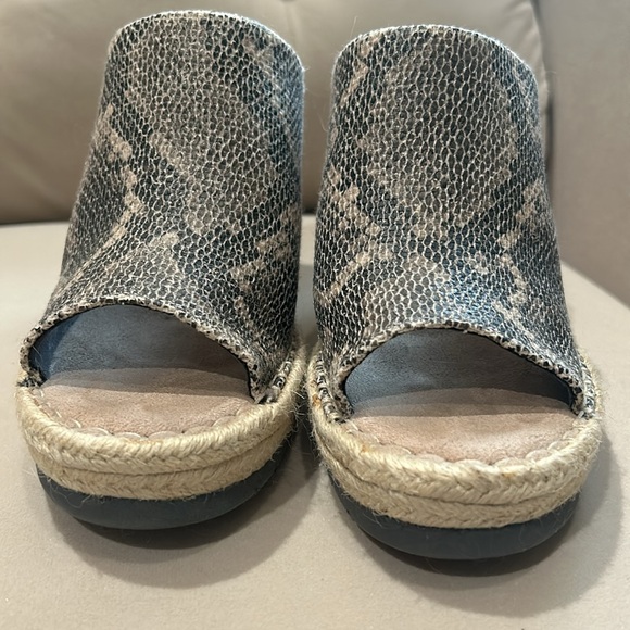 Tom’s wedge. Snakeskin. Super comfy. Size 10. Worn once - Picture 8 of 8